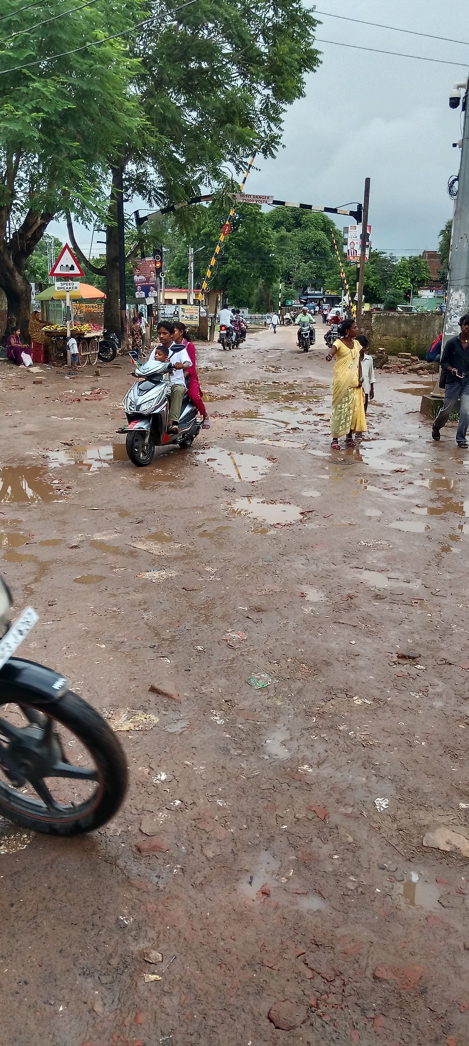 शंकरगढ़ रेलवे फाटक के पास सड़क की बदहाल सिथिति राहगिर परेशान 