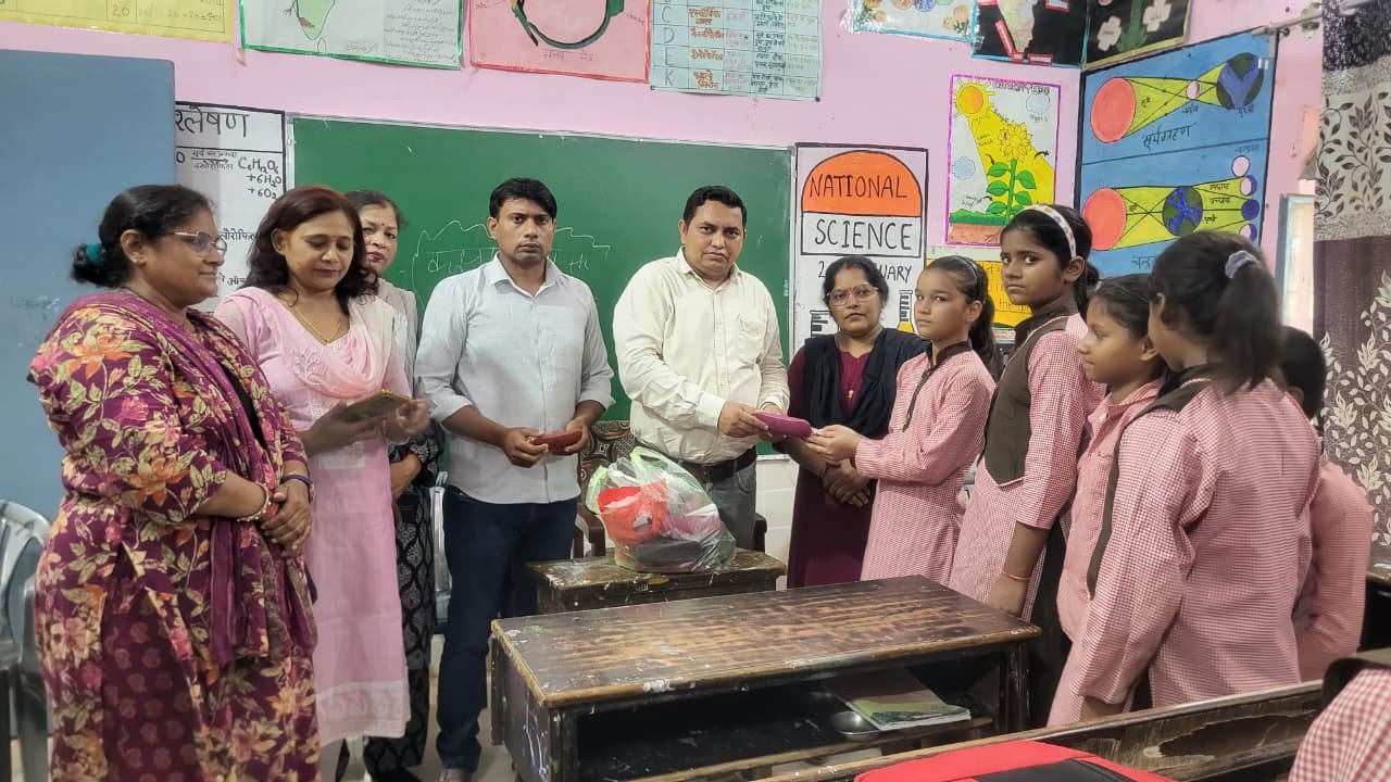 गाँवों से आकर अपने सपनों की जंग लड़ रही हैं। चश्में पाकर खिले चेहरे।