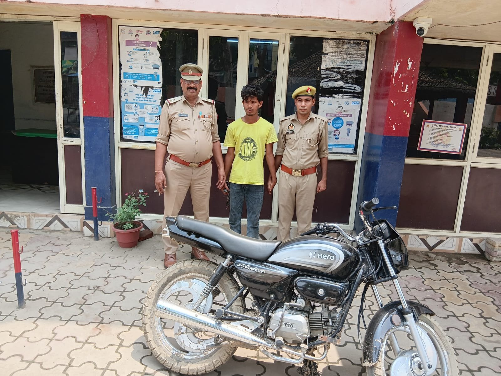 परीक्षितगढ़- पुलिस ने बाइक चोर को गिरफ्तार किया।