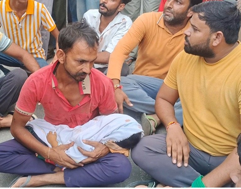 परीक्षितगढ़- स्कूल बस ने मासूम बच्चे को कूचला इकलौता सहारा था।